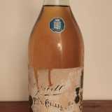 Un cognac del 1898 con il bollino blu recante lo stemma De Cillis (foto di Daniela Maria Andriani)